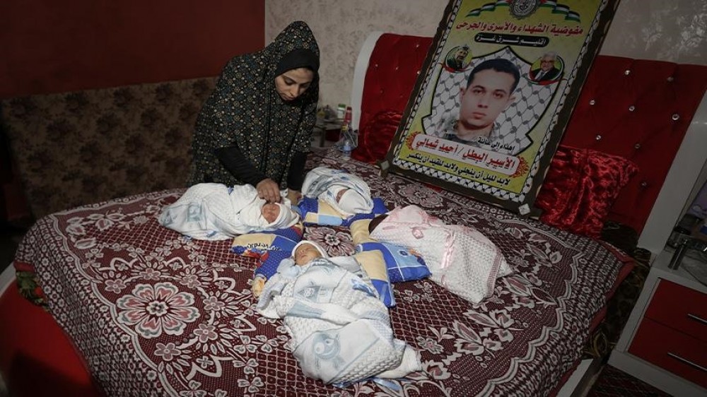 زوجة الأسير شمالي مع توائمها الأربعة 