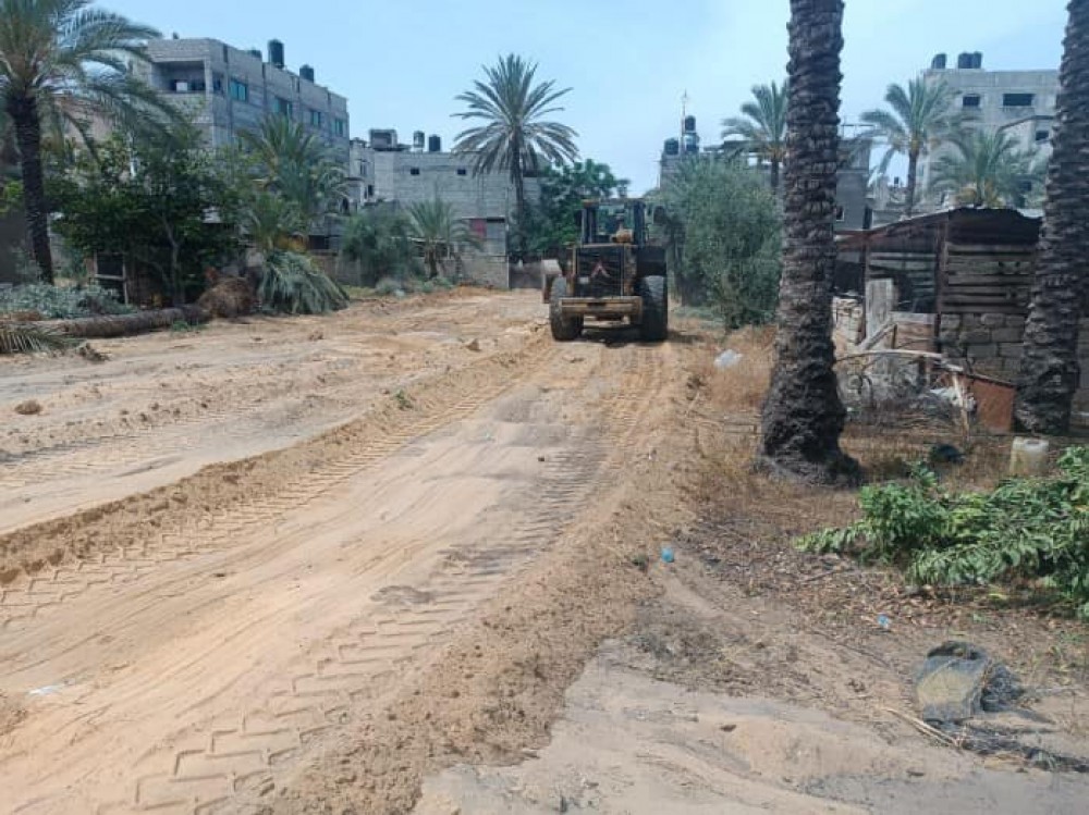 بلدية خان يونس تشرع بفتح شارع 1200 شرق مسجد الهدى بمركز المدينة