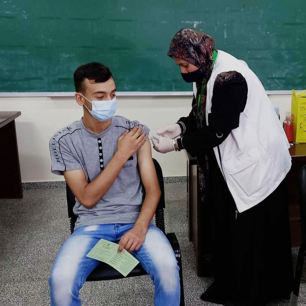 التعليم والصحة تشرعان بتطعيم طلبة المدارس ضد 