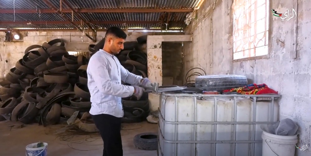 الشاب حلس خلال العمل بمشروعه 