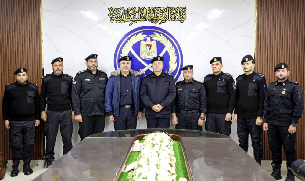 مدير عــام الشرطة يُكرّم عدداً من ضباط الشرطة البحرية
