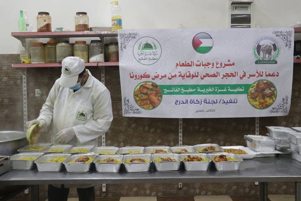 تكية غزة الخيرية تعد وجبات الطعام لمراكز الحجر الصحي بغزة