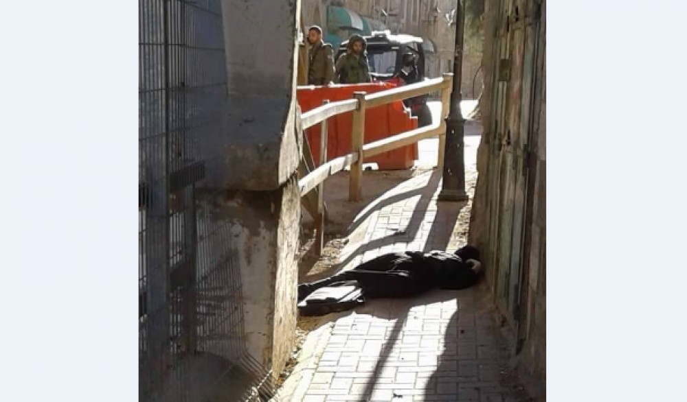 الفتاة المصابة ملقاه على الأرض
