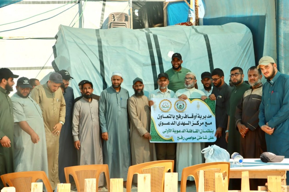 أوقاف رفح ومركز الهدى يطلقان قافلة دعوية على شاطئ المواصي