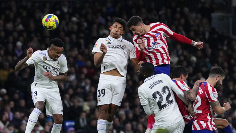 ريال مدريد يسقط في كمين أتلتيكو ويمنح هدية ثمينة لبرشلونة