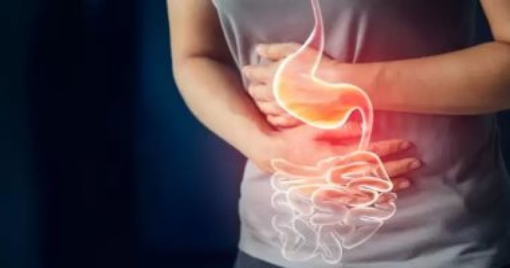 لدعم صحة الأمعاء.. شرب الماء في الصباح