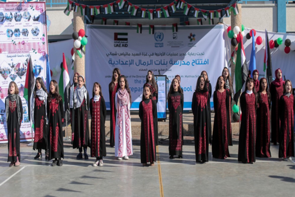 الطالبات في إحدى عروض حفل افتتاح مدرسة بنات الرمال الاعدادية في غزة