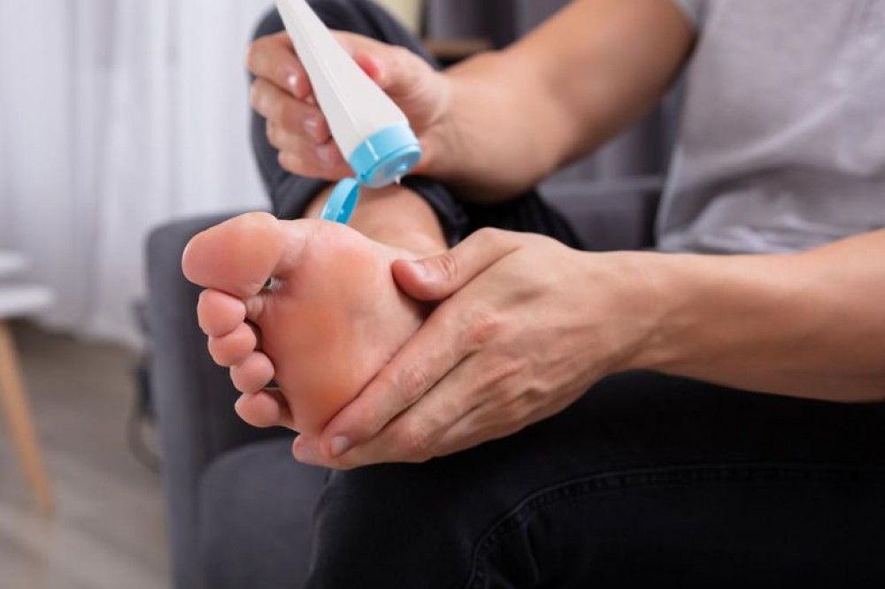 تشقق القدمين.. الأسباب و4 وصفات للعلاج