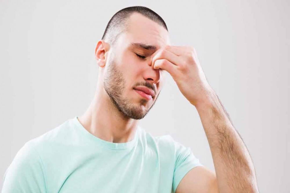علاج انسداد الأنف بطرق بسيطة.. الاستحمام ومحلول الملح سلاحك