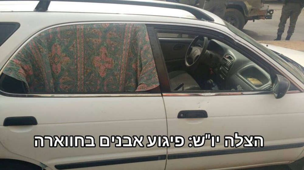 السيارة التي تعرضت للرشق بالحجارة 