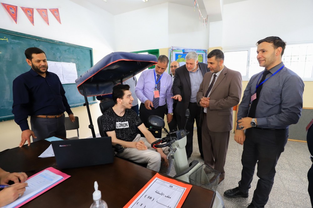 وكيل وزارة التعليم يزور الطالب من ذوي الهمم حسام أبو شنب