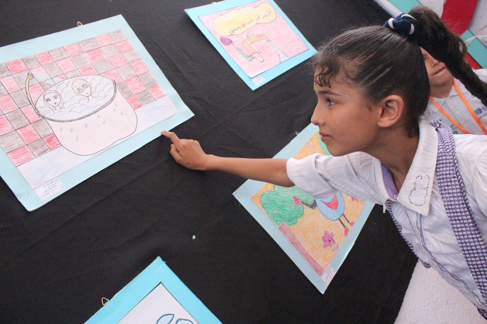 اللوحات الفنية التي خطتها أنامل مجموعة من أطفال 