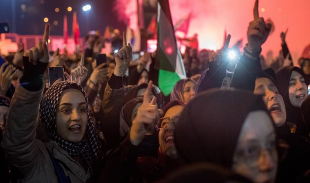 أتراك يتظاهرون أمام القنصلية الأميركية في إسطنبول 