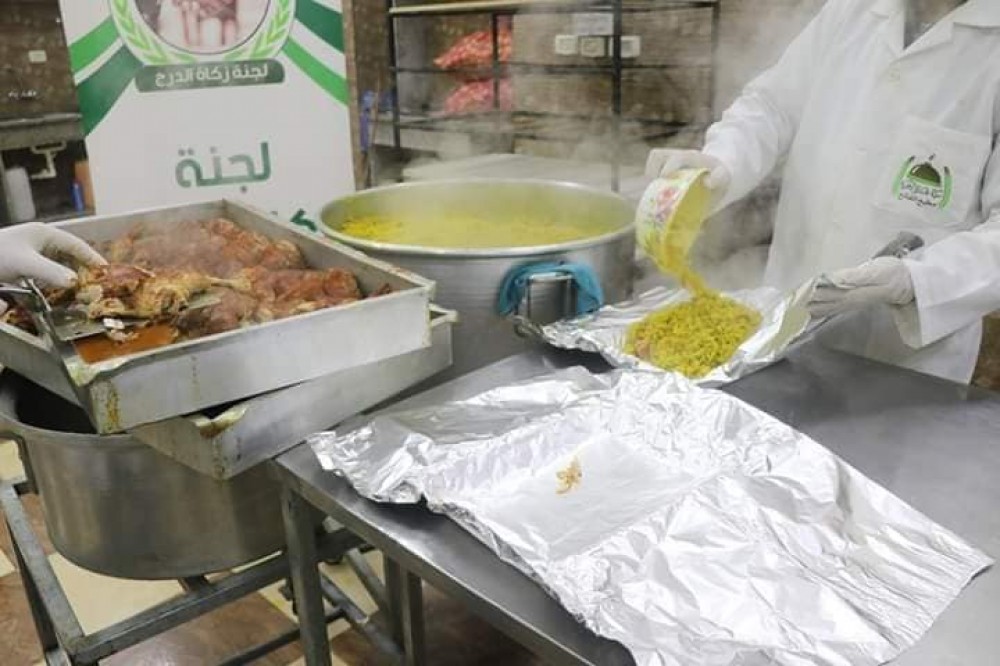 تكية غزة الخيرية التابعة للأوقاف توزع (440) وجبة طعام علي الأسر المحتاجة