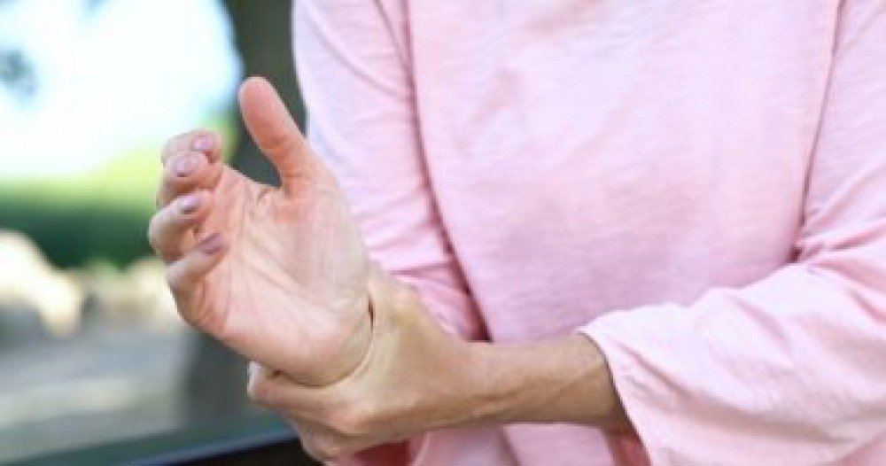 6 أطعمة تساعد فى تخفيف شدة آلام التهاب المفاصل.. منها المكسرات والثوم