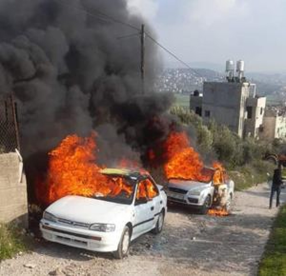 مستوطنون يحرقون 3 مركبات ويهاجمون منازل المواطنين جنوب نابلس