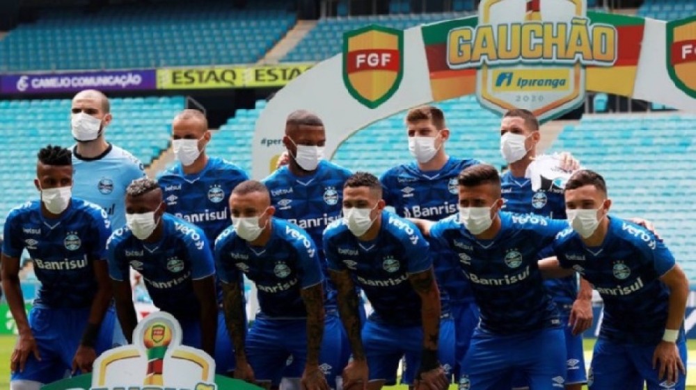 في زمن كورونا.. لاعبو فريق يحتجون بالكمامات على إجبارهم على اللعب