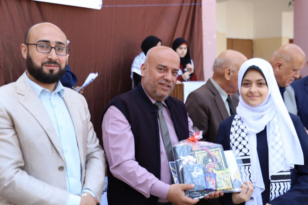 مدرسة عرفات للموهوبين تكرم الطالبات المشاركات في سرد أجزاء من القرآن