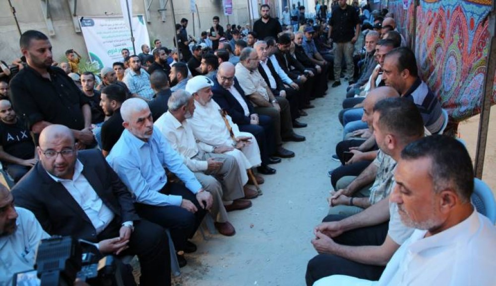 وفد قيادي برئاسة السنوار يعزي في شهداء معركة الدفاع عن الأسرى