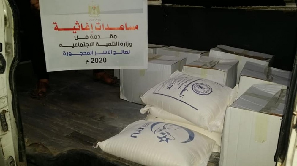 التنمية الاجتماعية توزع الطرود الغذائية على الأسر المحجورة في منازلها