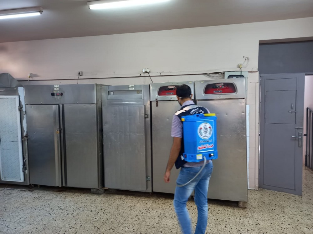  الخدمات الفندقية تشرف على تعقيم وتطهير قسم التغذية بمجمع ناصر الطبي