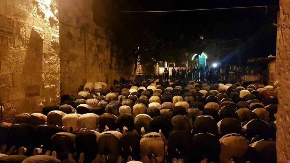 مقدسيون يصلون بالقرب من الأقصى 