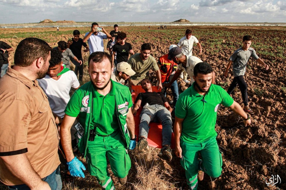 جانب من نقل المصابين خلال المسيرة 