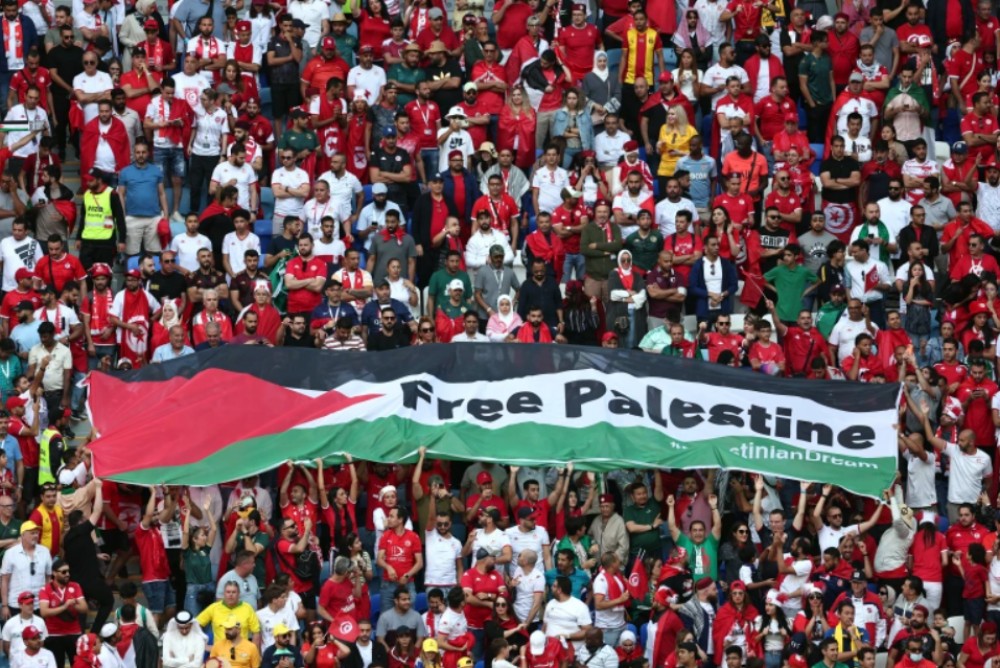جماهير ترفع علم فلسطين خلال مونديال قطر 