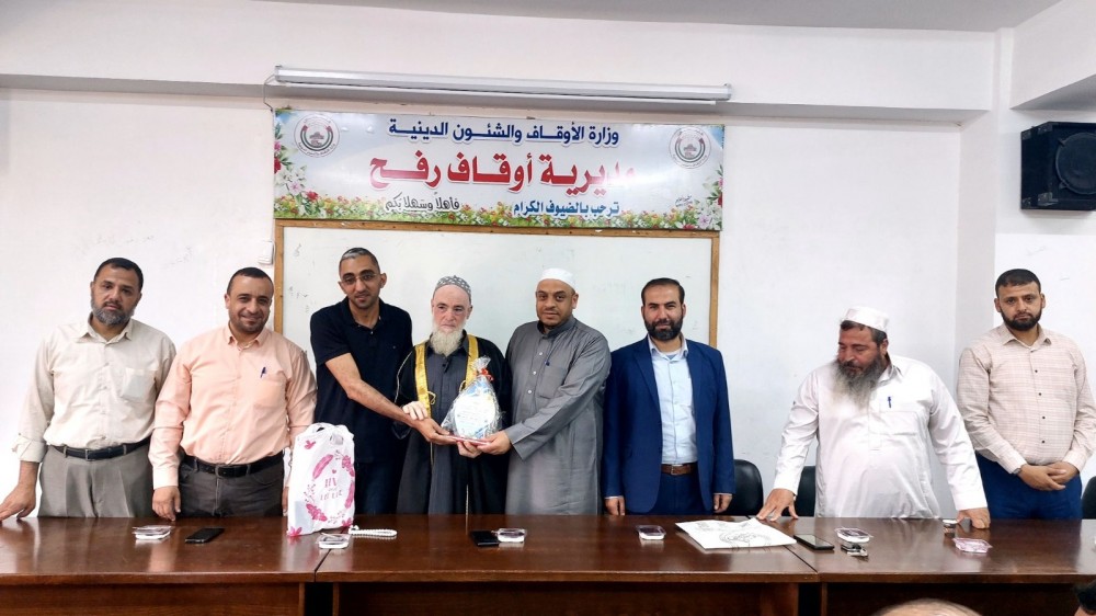 أوقاف رفح تُكرّم عادل الغرابلي لبلوغه سن العطاء