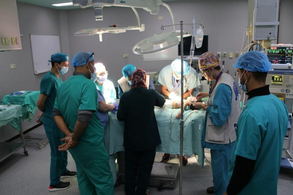 المستشفى الأوروبي يختتم إجراء 18 عملية جراحية  للأطفال