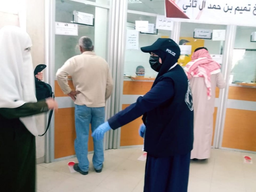  الشرطة النسائية تساهم في تأمين نقاط صرف المنحة القطرية 
