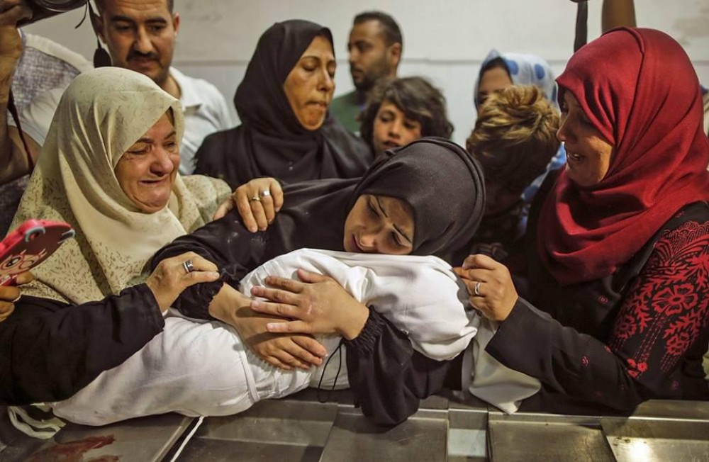 والدة الطفلة ليلى الغندور خلال وداعها 