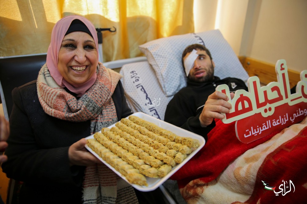 الشاب البحيصي ووالدته 