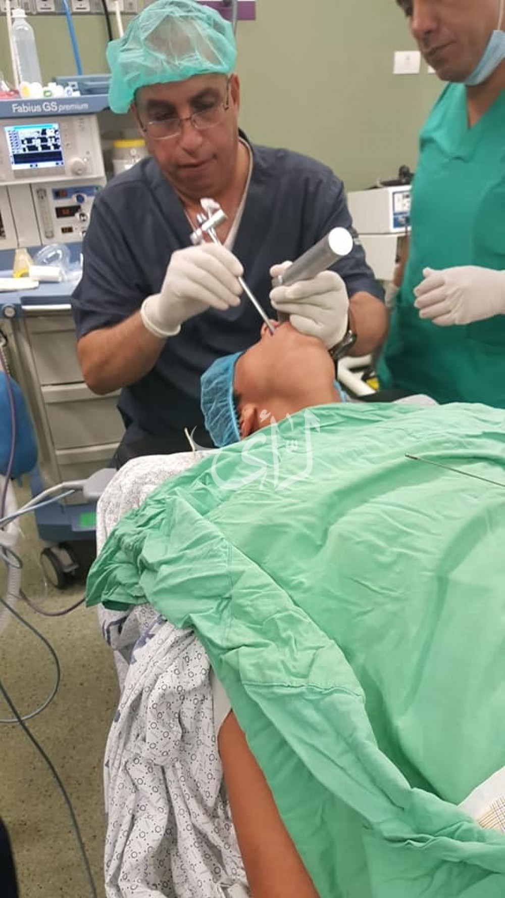 استخراج قطع بلاستيكية من رئة طفل بالمنظار في غزة