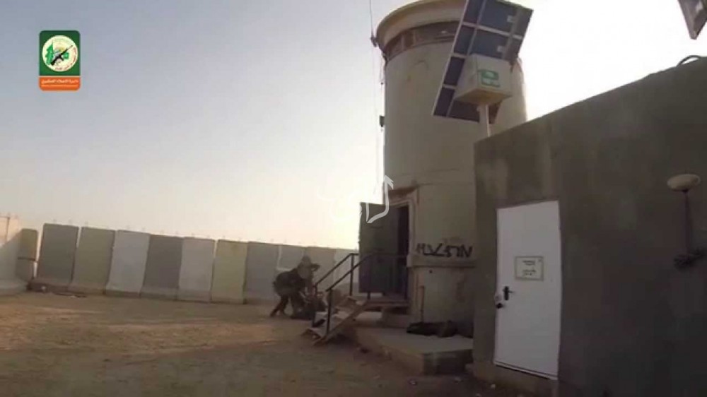 مقاتلي القسام خلال اقتحام موقع ناحل عوز العسكري