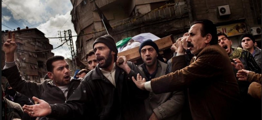 لاجئون يشيعون لاجئ فلسطيني استشهد بسوريا 