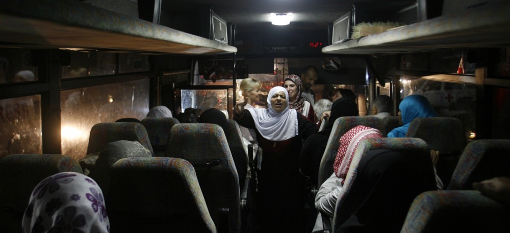 ذوو أسرى يتوجهون لزيارة أبنائهم في السجون 