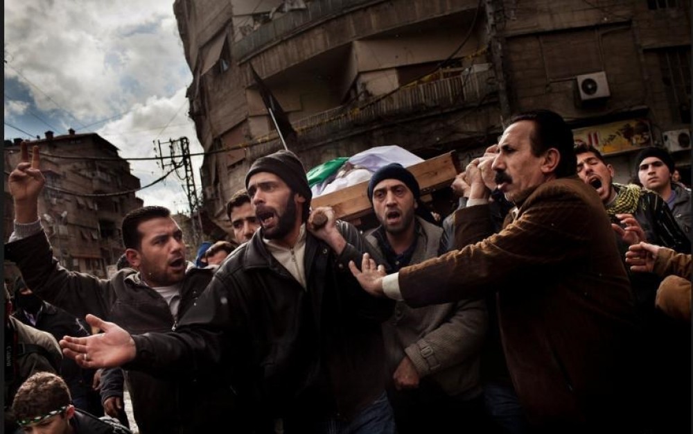 فلسطينيون يشيعون لاجئ استشهد بسوريا 