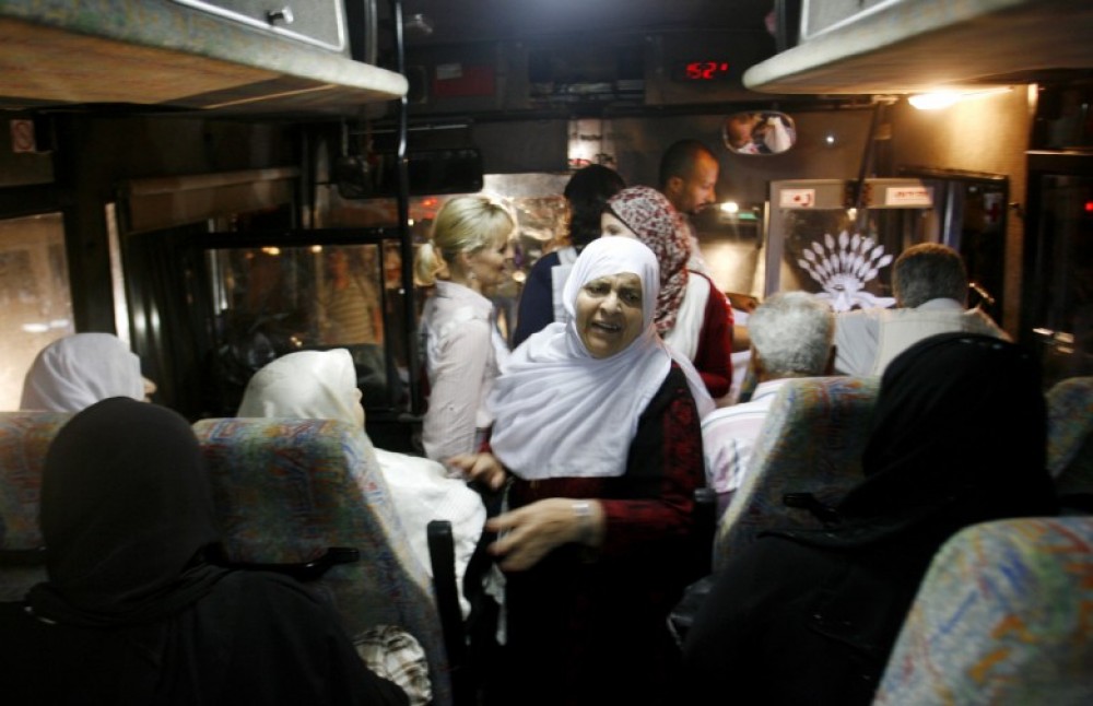 ذوو أسرى يتوجهون لزيارة أبنائهم في السجون 