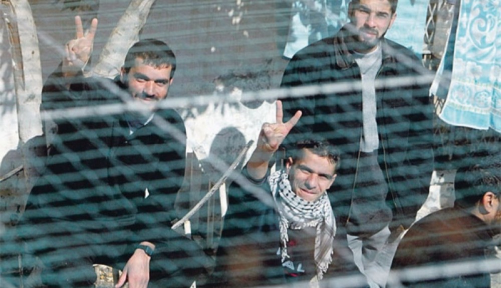 أسرى داخل أحد سجون الاحتلال 