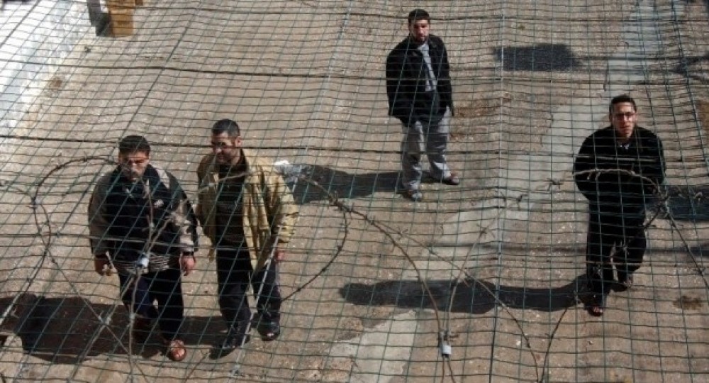 أسرى داخل سجون الاحتلال 