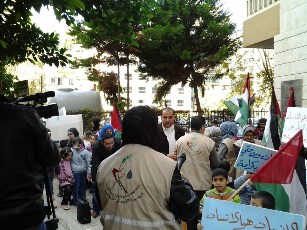 أطفال فلسطينيون نازحون من سوريا يعتصمون أمام 