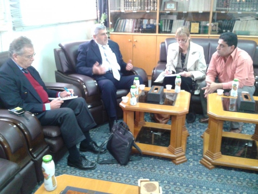 اجتماع عادل خليفة مع الوفد الدولي