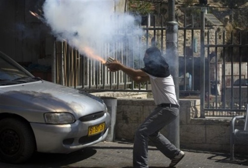 فلسطيني يحمل ألعابا نارية