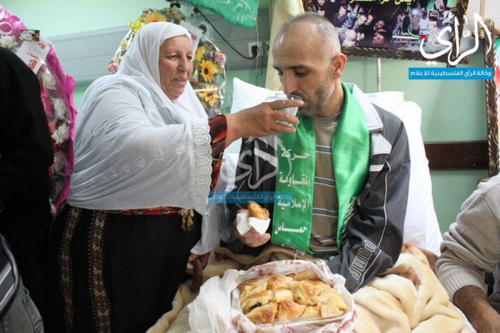 أيمن الشراونة ووالدته