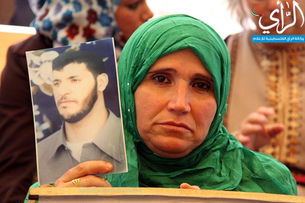 خلال الوقفة الاحتجاجية للتضامن مع الأسرى بغزة (اليوم)