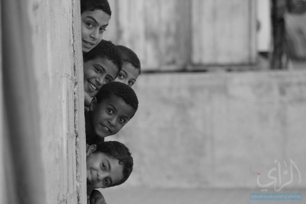 لاجئون أطفال من مخيم النصيرات (وسط قطاع غزة)