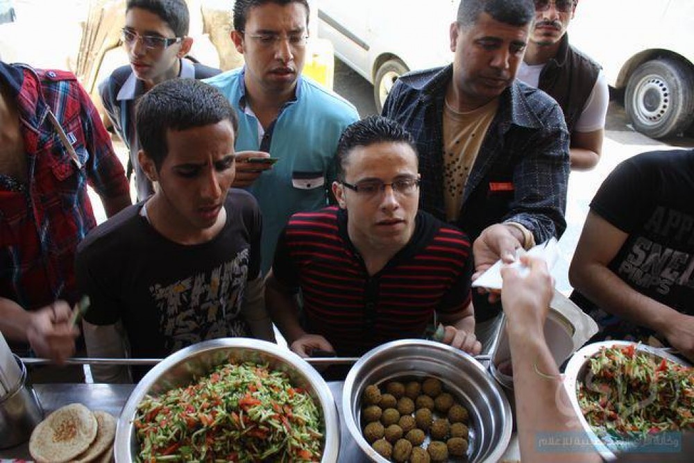 مواطنون بانتظار خروج أقراص الفلافل