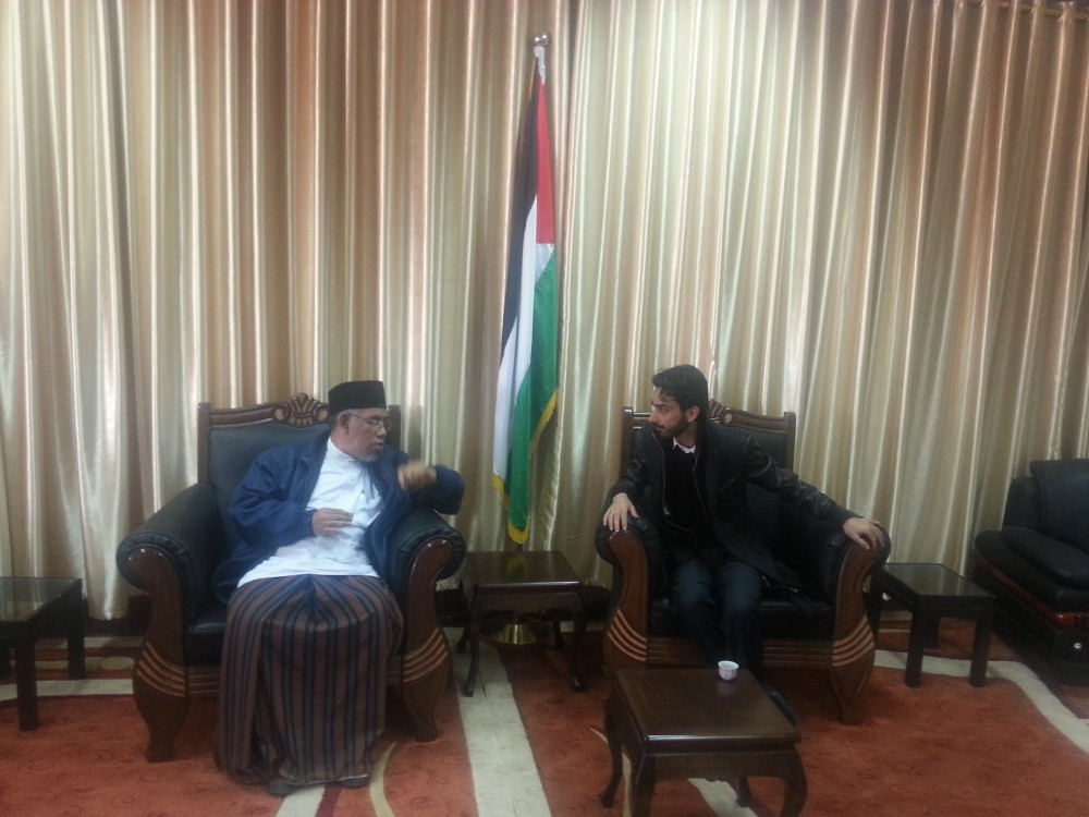 على يسار الصورة (د. عزمي عبد الحميد رئيس المجلس)