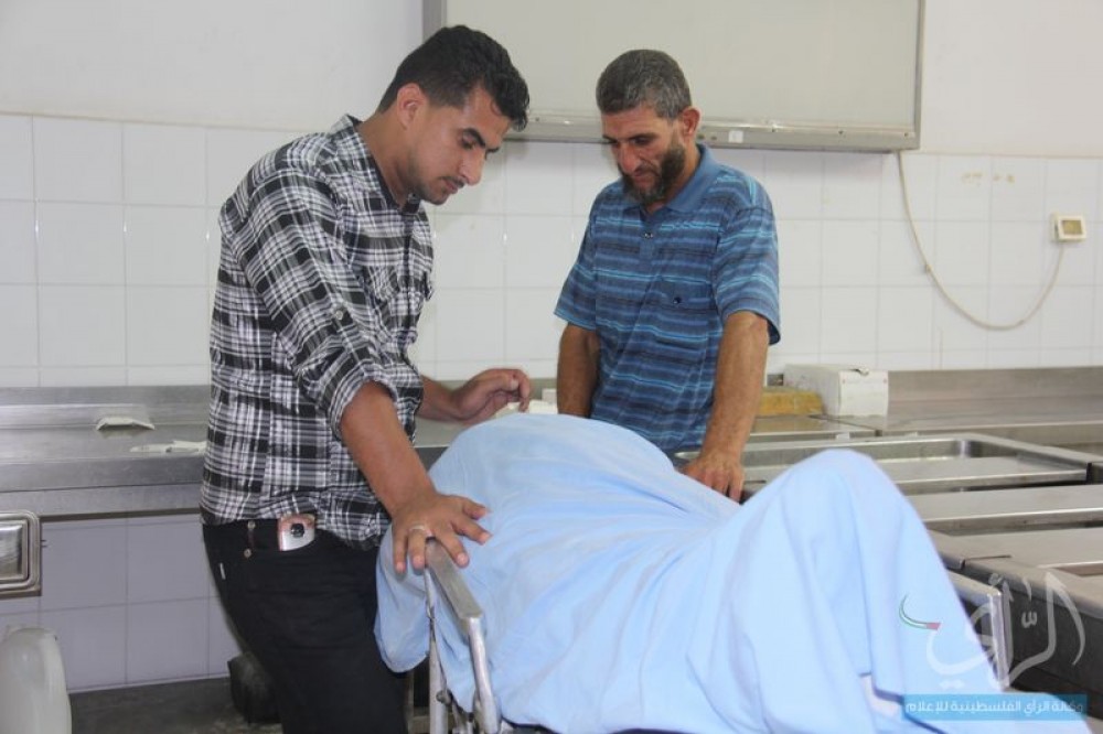 شقيق المواطنة النجار يلقي نظرة الوداع